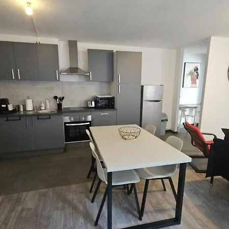 Le Refuge Majestueux - T2 - Wifi-parking- Chateau Apartment