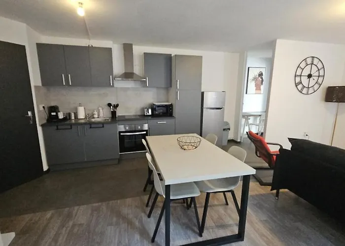 Le Refuge Majestueux - T2 - Wifi-parking- Chateau Apartment